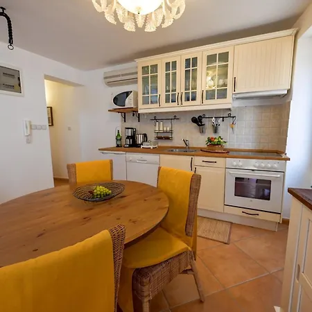 Sleek And Trendy Downtown - One Bedroom *