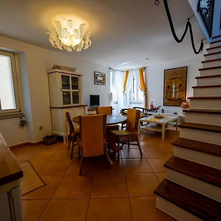 Sleek And Trendy Downtown - One Bedroom Appartamento Rovigno