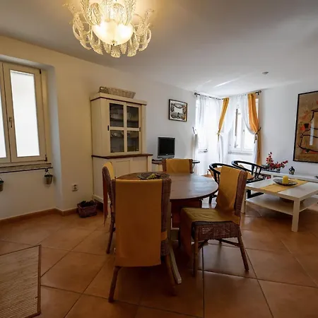 Sleek And Trendy Downtown - One Bedroom Rovigno